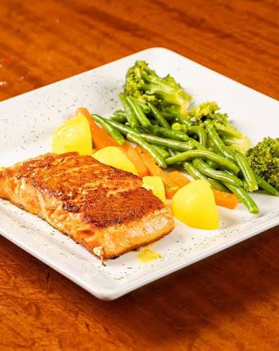 Refeição com peixe e legumes